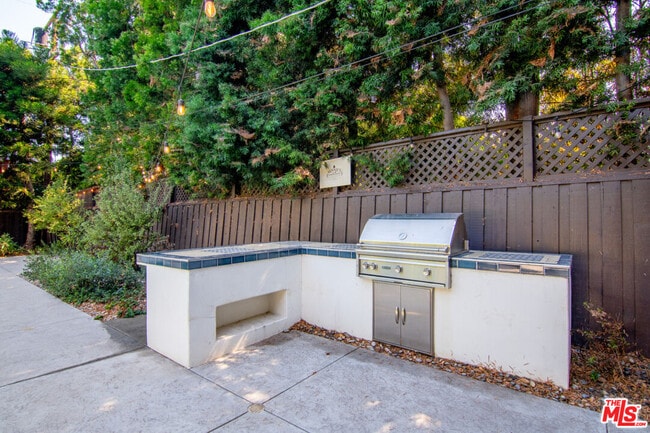 Building Photo - 552 Wilcox Ave