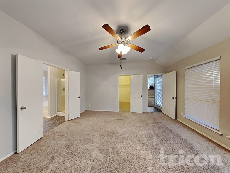 Building Photo - 1615 Hillside Dr