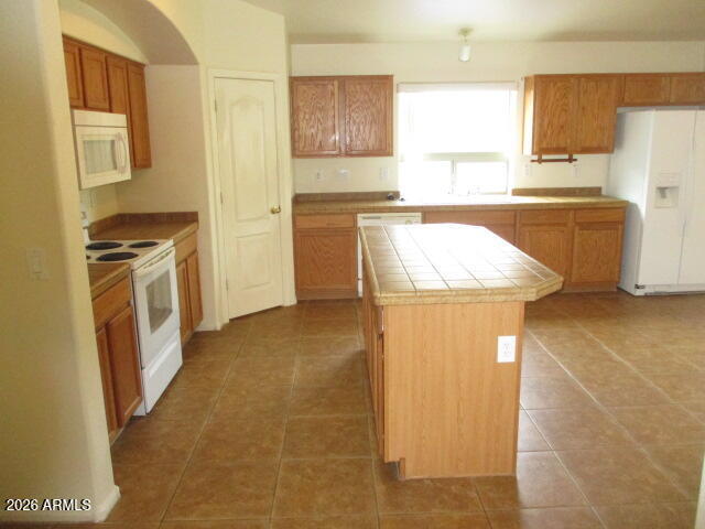 Building Photo - 694 E Saddle Way