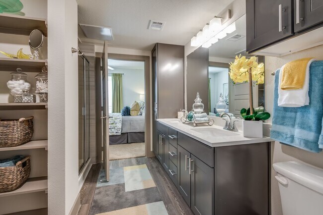 Building Photo - Up to 4 Weeks Free | Luxury 2-Bed in Conroe!