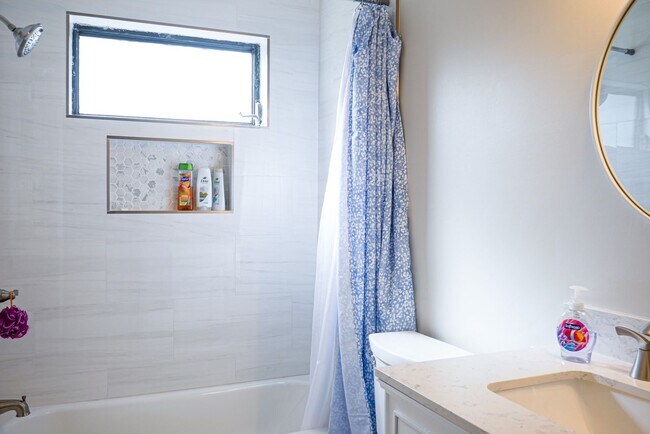 Building Photo - Fully remodeled 2 bed, 2 bath home in high...