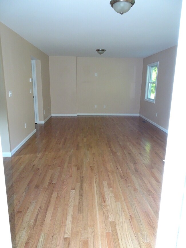 living/dining room - 182 Pearl St