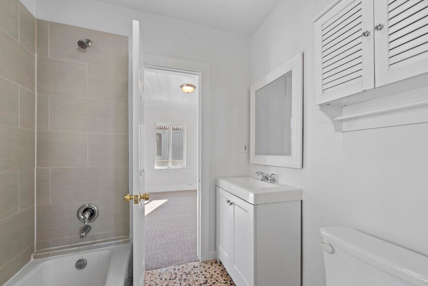 Building Photo - 303 28th St