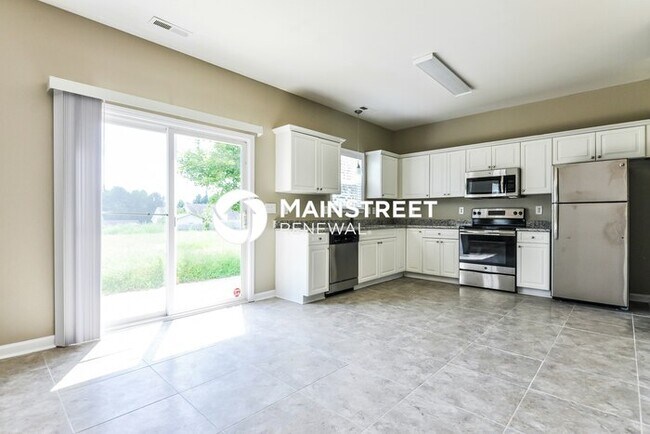 Building Photo - 4 Bedroom Pet-Friendly Home in Smithfield, NC with Main Street Renewal