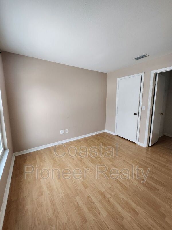 Building Photo - 10121 Sea spray Pl