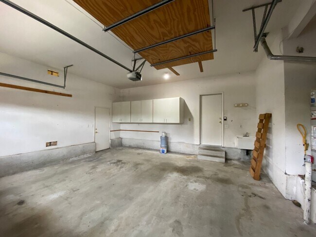 Building Photo - Spacious 3 Bedroom, 2 Bath located in Treasures of Caste Creek Community!
