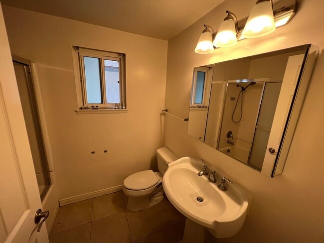 Building Photo - Beautifully Remolded 3 Bed 2.5 Bath Townhome!