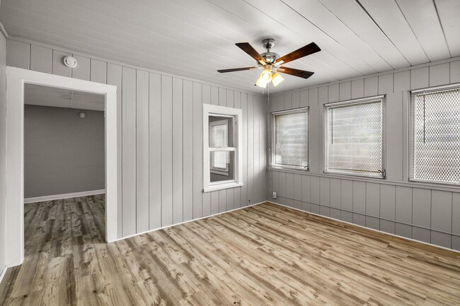 Building Photo - $25 Drive by & Apply for Beds 2 Bath House * Large Living/Dining + Bonus Room and Yard** Move in ...