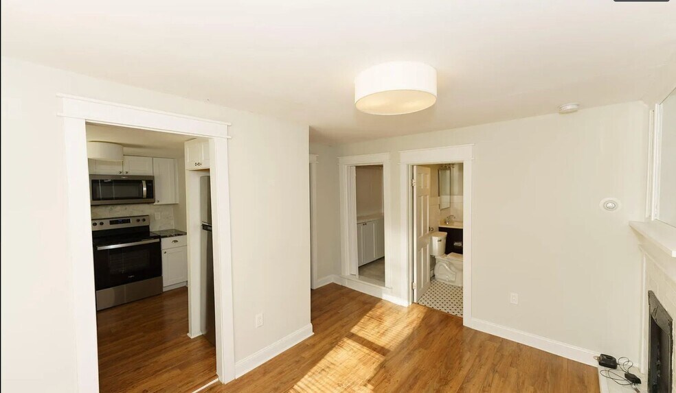 Building Photo - 121 Main St