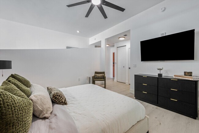 Building Photo - 300 S Australian Ave