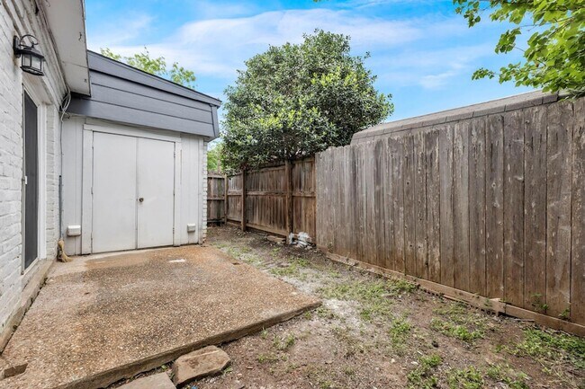 Building Photo - 2808 Skyway Cir