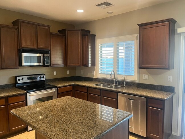 Building Photo - 16412 W Hope Dr