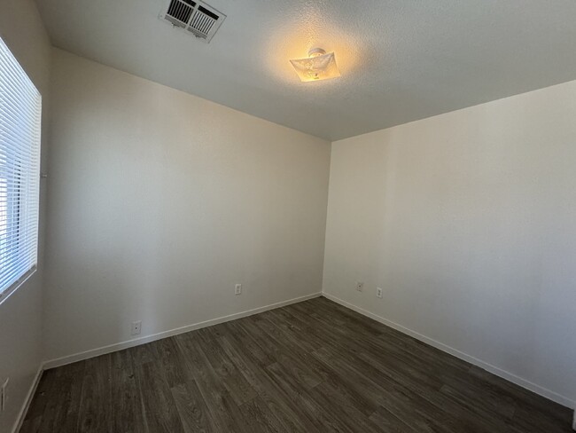 Building Photo - Move-in Ready 2-Bed, 2-Bath Townhouse in D...