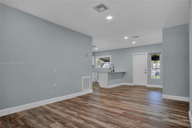 Building Photo - 607 SW 9th St