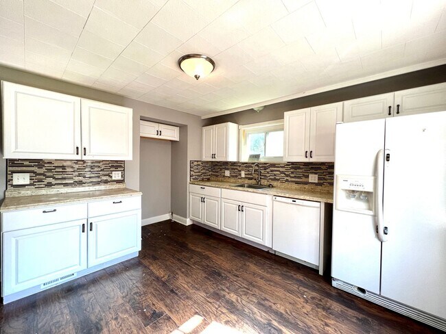 Building Photo - 21400 Goller Ave