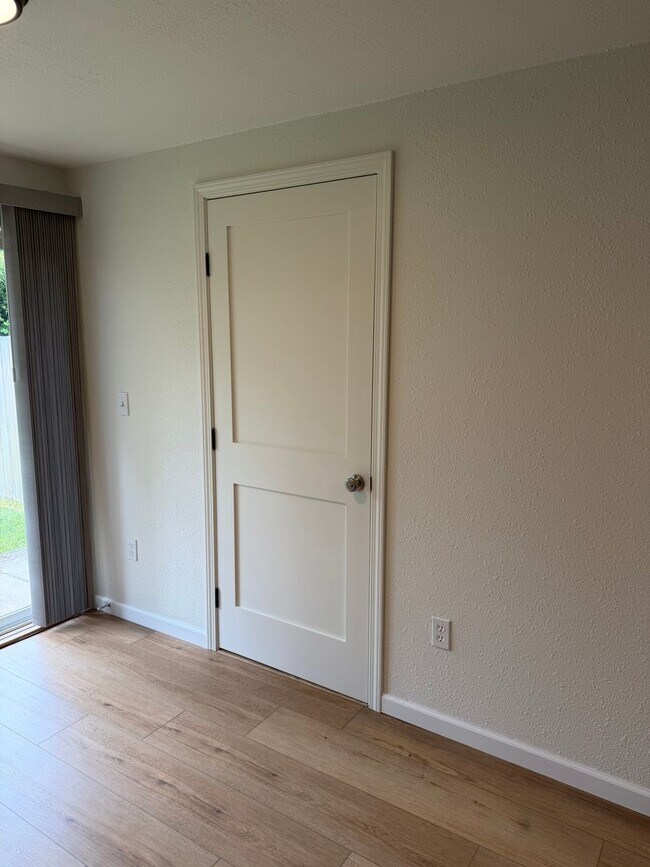 Building Photo - Updated 3 bedroom 1 bath duplex in Junction City!