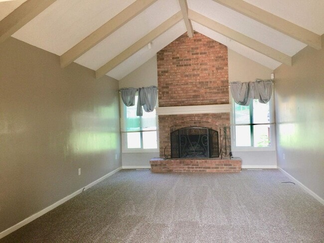 Building Photo - Walk to shopping and restaurants and high school