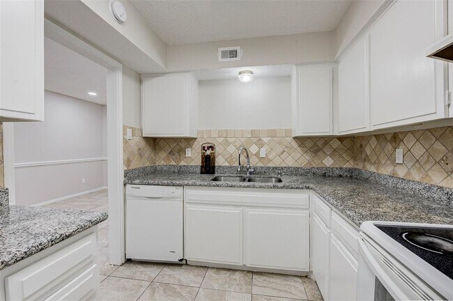 Building Photo - 7900 Westheimer Rd
