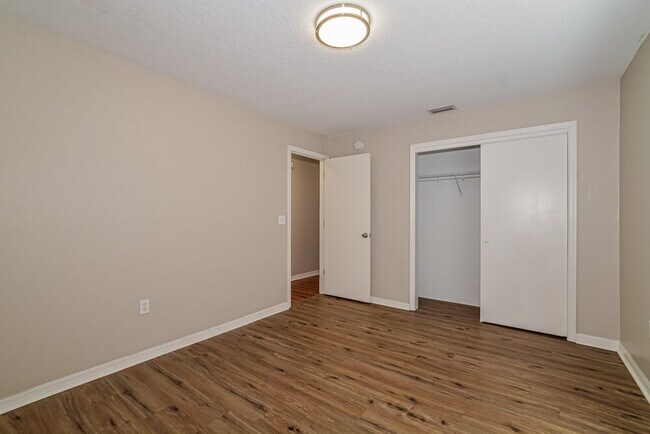 Building Photo - 11305 Lake Dr