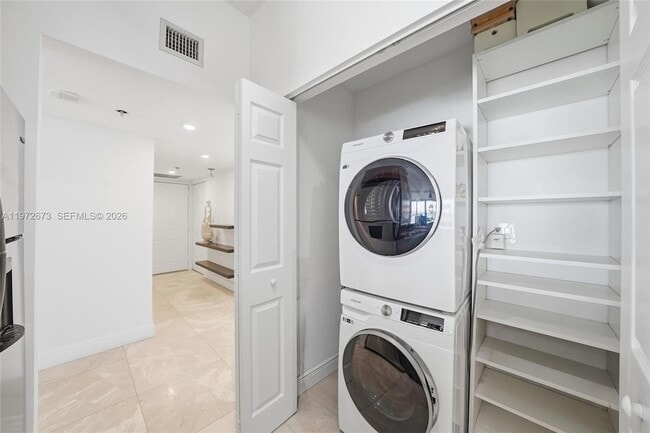 Building Photo - 540 Brickell Key Dr