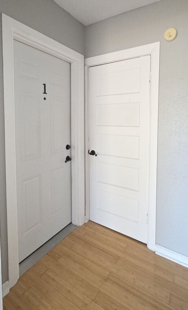 Building Photo - Mahncke Park 1 Bedroom w/study Available NOW!