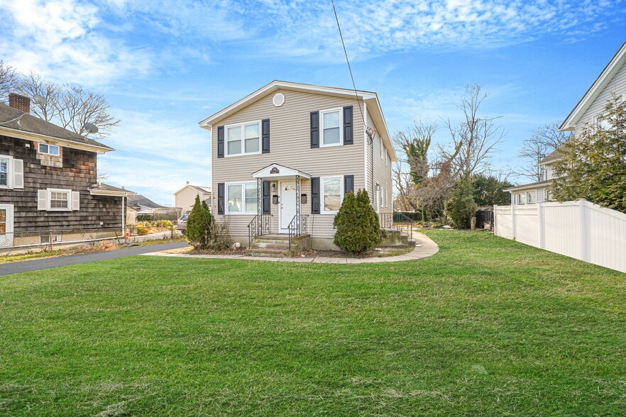 Building Photo - 130 5th Ave