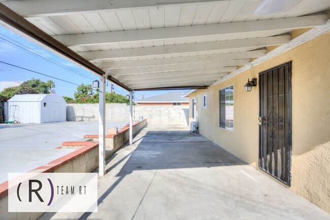 Building Photo - Contemporary Newly Renovated 3 Bedroom 2 Bathroom Residence