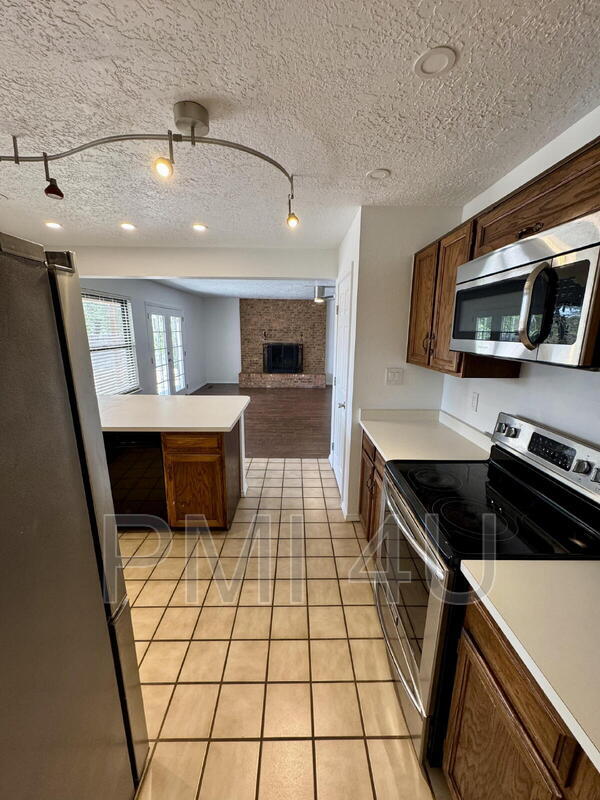Building Photo - 10412 La Paz Dr