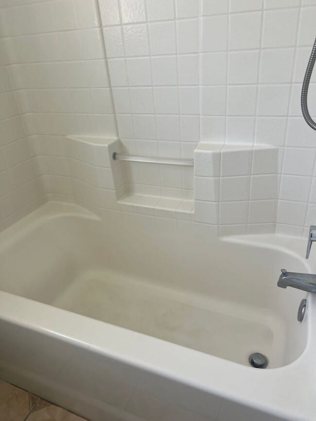 Building Photo - Lovely 3 bedroom 2 bath home in a great neighhborhood