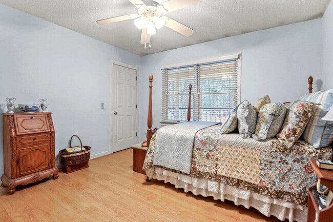 Building Photo - 302 Summerset Ln