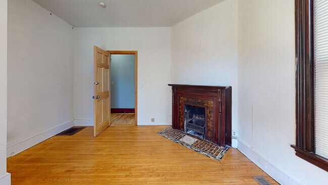 Building Photo - 522 12th Ave SE
