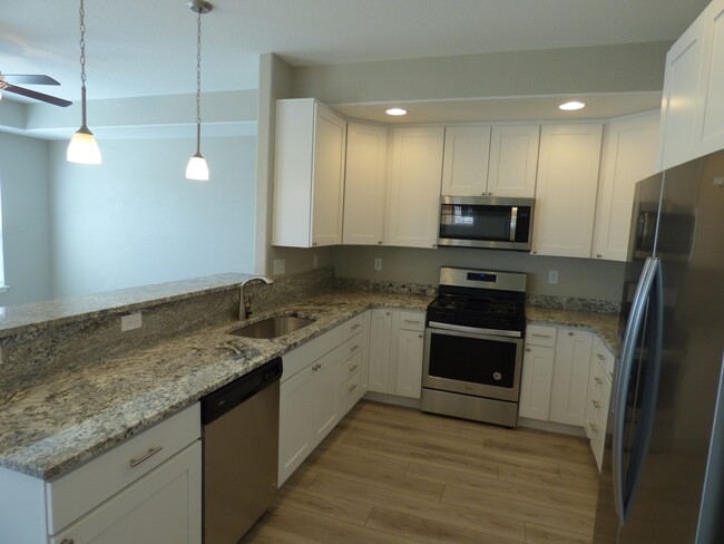 Building Photo - $0 DEPOSIT OPTION. 3 BED/2BATH END UNIT @ ...