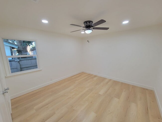 Building Photo - Renovated 3 Bed, 2 Bath 1122 Sqft front un...