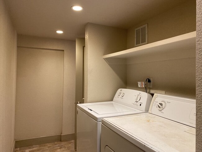 Building Photo - STUDENTS WELCOME! Charming 3 Bed 2 Bath Single Family Home in Old Town