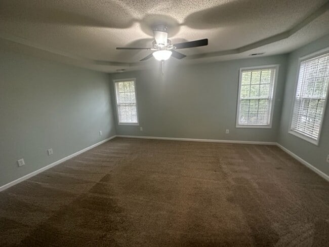 Building Photo - Stunning 3 Bed 2.5 Bath Home with Large Bo...