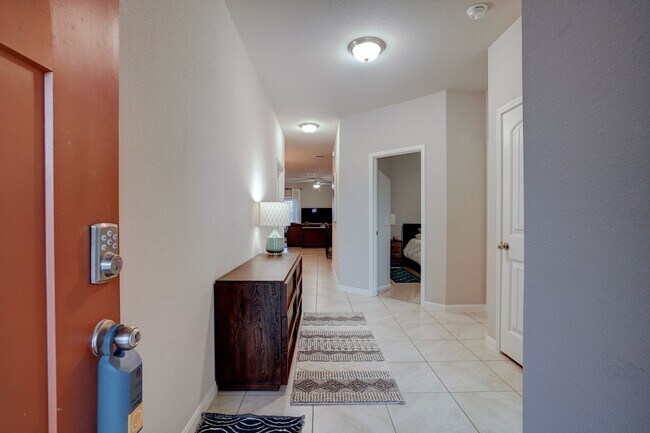 Building Photo - Warm & Spacious 3 Bed, 2 Bath Home with Fenced Backyard