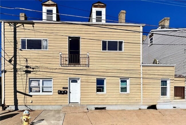 Building Photo - 1332 Goettmann St