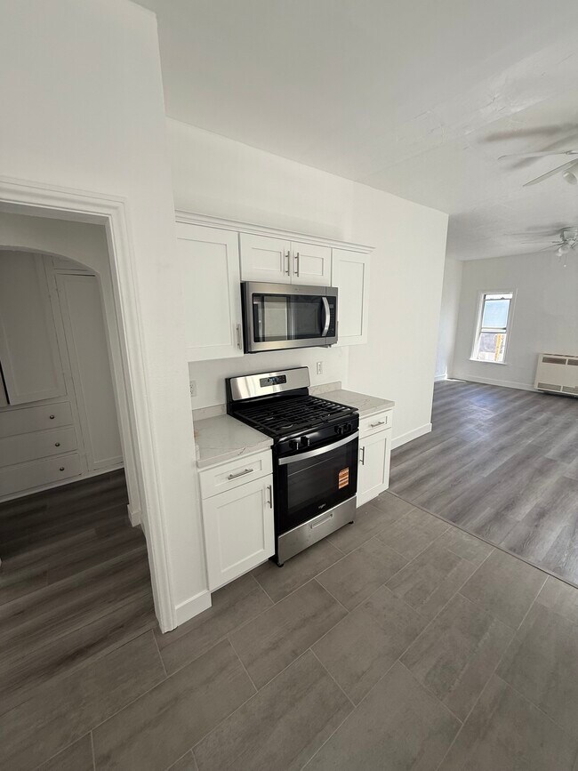 Kitchen - 1352 S Burnside Ave