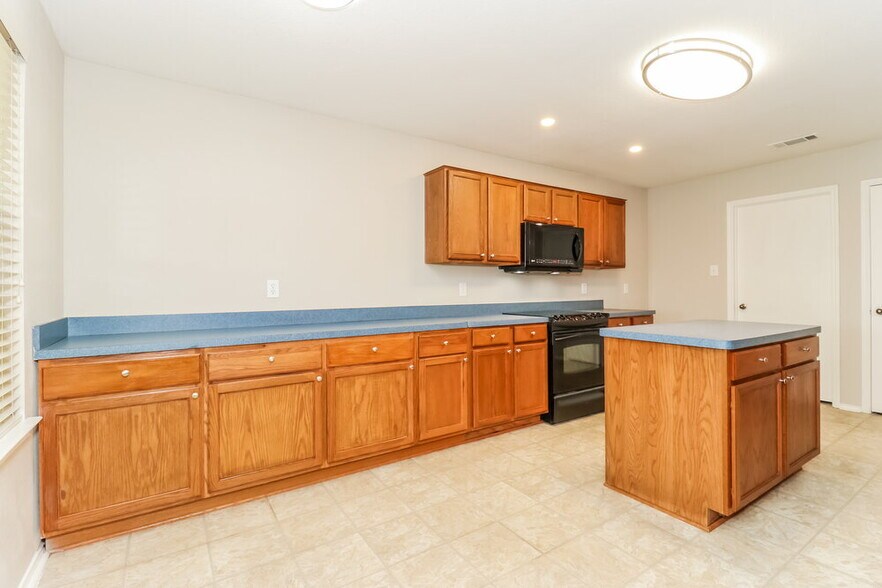 Building Photo - 726 Victoria Dr