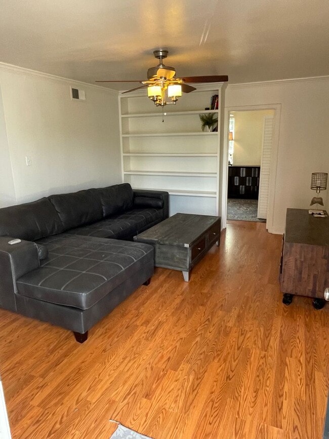 Building Photo - Great Corner Unit in University Area with Gated Parking