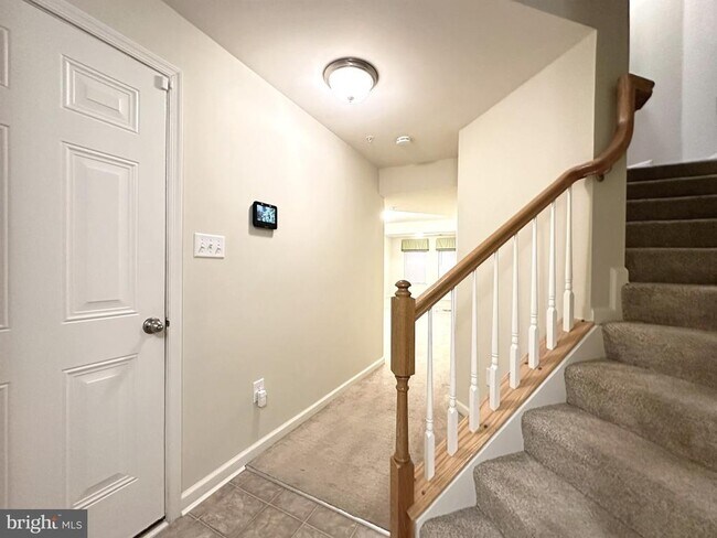 Building Photo - 920 Hopkins Cor