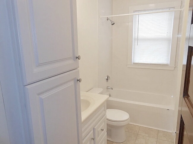 Building Photo - Spacious 3 Bedroom, 1 bath in prime Quincy location!