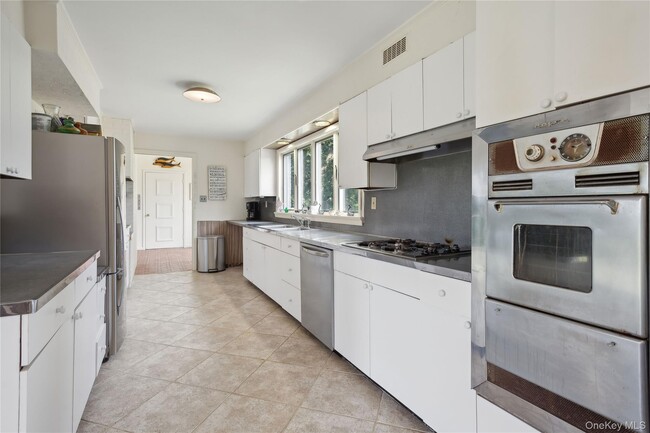 Building Photo - 33 Beach Rd