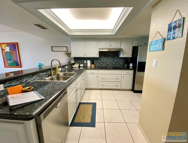 Building Photo - 404 Padre Blvd