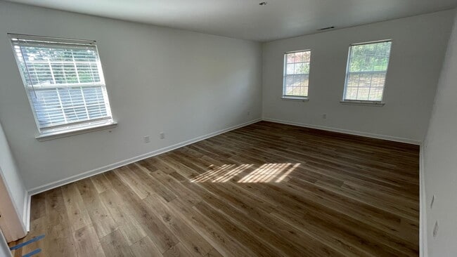 Building Photo - Beautiful 3 Bed / 2.5 Bath home in WLR!