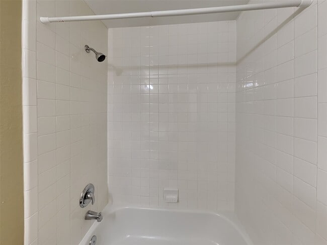 Building Photo - 633 Rocky Hollow Ln