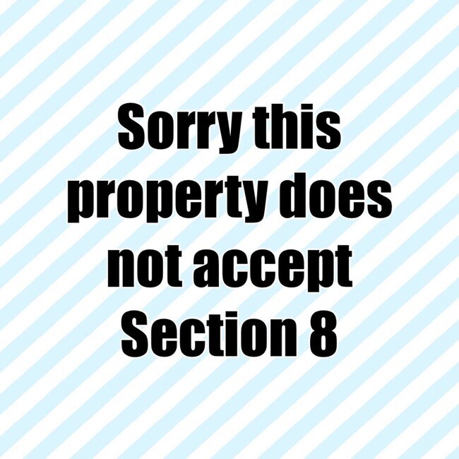 Building Photo - Three bed, 2.5 bath town house located in ...