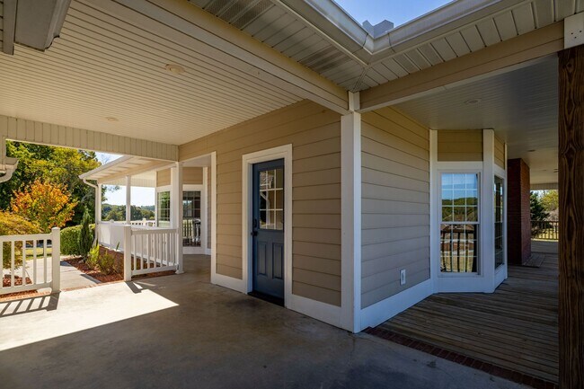 Building Photo - Greenback 37742 - 4 bedroom, 4.5 bath home...