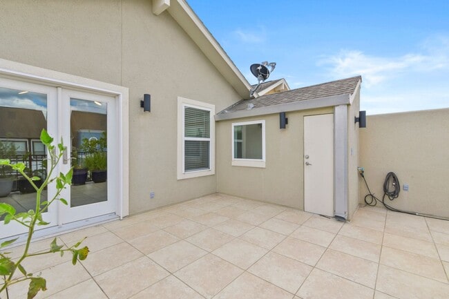 Building Photo - Luxury & Location: Spacious Home Minutes f...