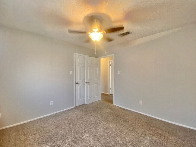 Building Photo - Great 3 bed 2 bath near West Loop 289 and 4th street